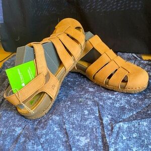 Never worn. Leather from Spain.